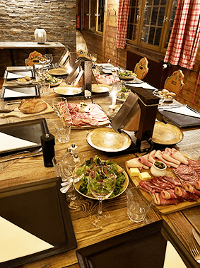 Table dressée au Chalet Tonia à Méribel